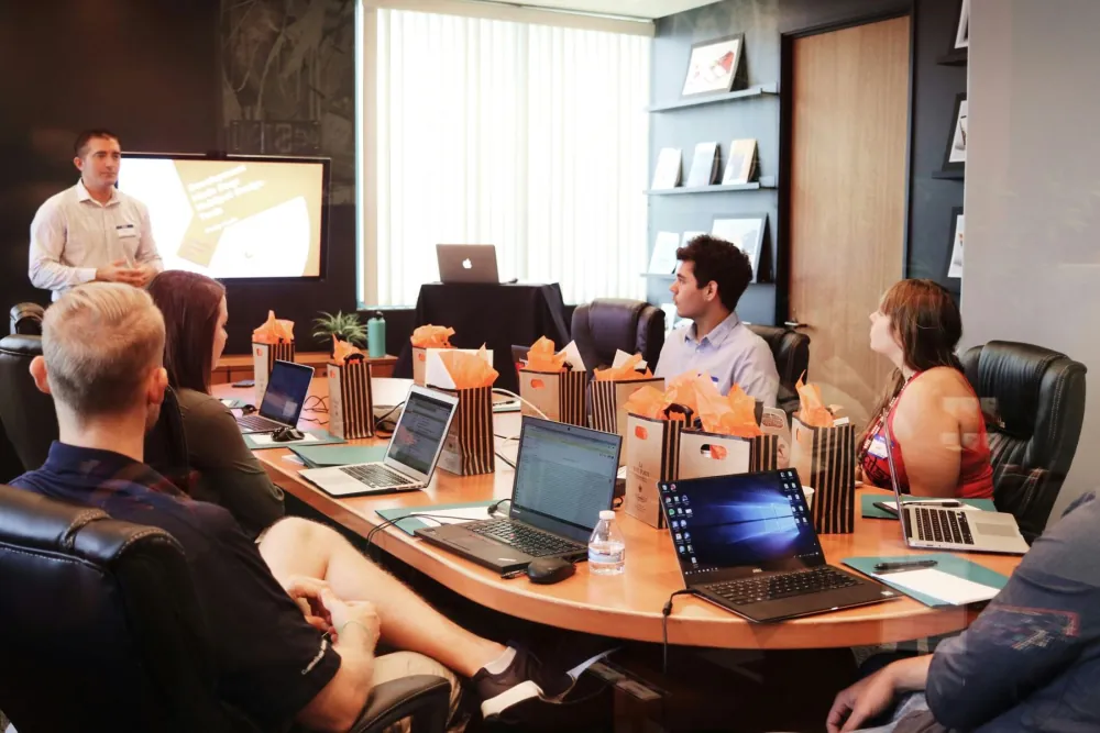 Strategy session, client and Bee2B team around a table